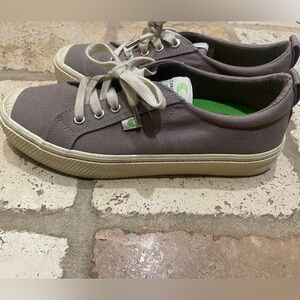 Cariuma Canvas Sneakers in Grey. Size: 8W/6.5M.